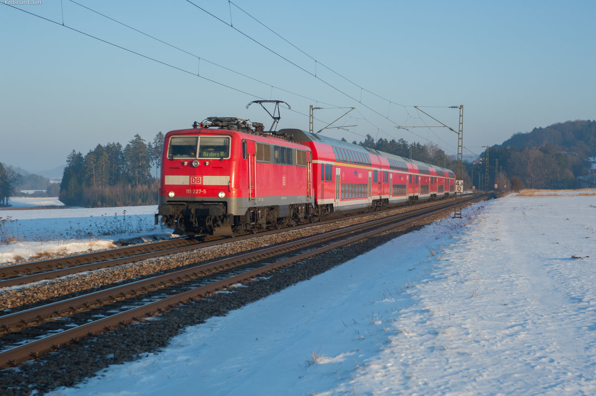 111 227-5 mit dem RE 4858 von München Hbf nach Nürnberg Hbf bei Seubersdorf, 21.01.2017