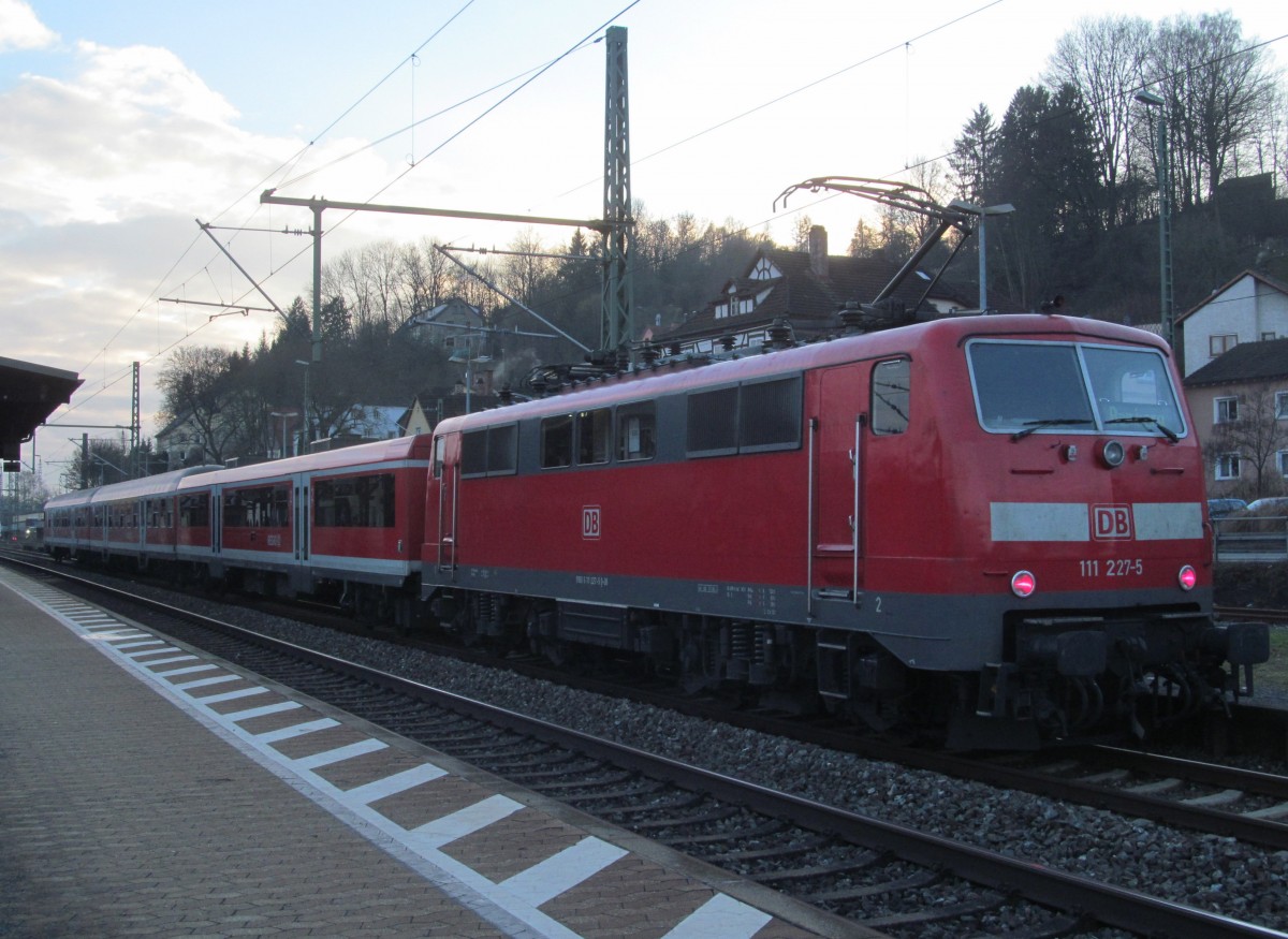 111 227-5 steht am 17. Januar 2014 mit einer Regionalbahn nach Bamberg auf Gleis 4 im Bahnhof Kronach.