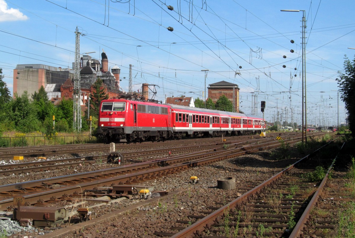 111 227-5 verlässt am 18. Juli 2014 mit einer Regionalbahn nach Kronach den Bahnhof Bamberg.