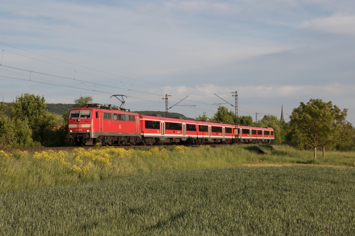 111 227 mit einem Regionalzug am 15. Mai 2015 bei Thüngersheim.