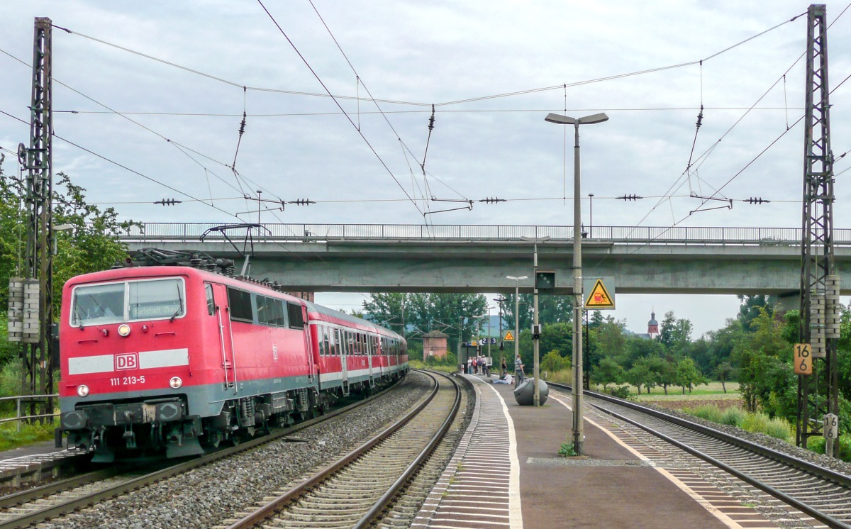111 231 legte sich am 12.8.09 mit einer RB nach Karlstadt in Retzbach-Zellingen in die Kurve. In dieser Richtung funktionierte die Überholung der Gleise als Einstiegshilfe. 