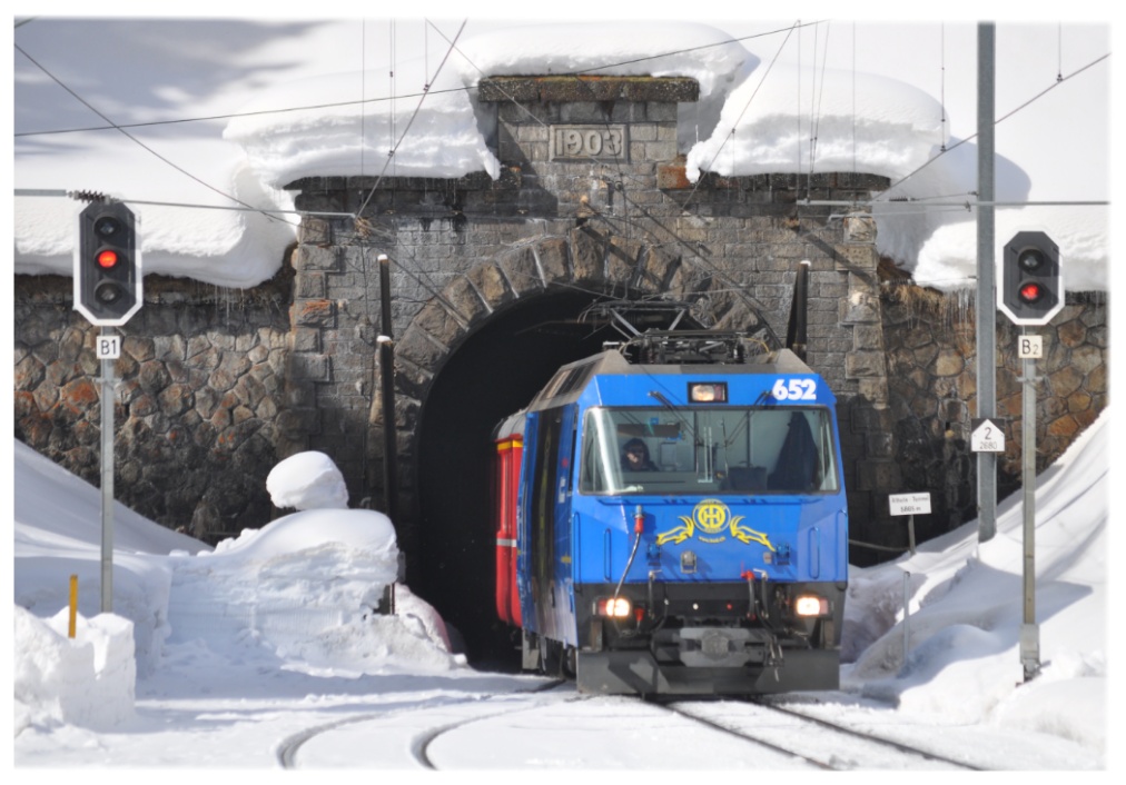 111 Jahre alt ist der 5864m lange Albulatunnel auf rund 1820m ü/M. Noch dieses Jahr wird mit dem Bau des neuen Tunnels begonnen. RE 1133 mit Ge 4/4 III 652 erreicht Spinas. (22.02.2014)