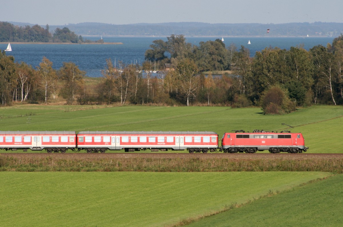 111 xxx mit RE 79030 (Salzburg Hbf–Mnchen Hbf) am 14.10.2011 zwischen Bernau und Prien am Chiemsee