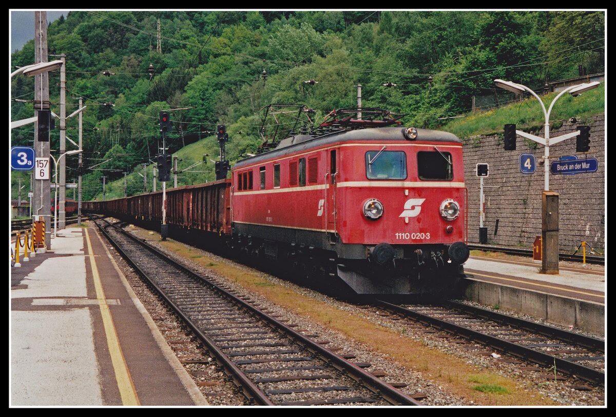 1110 020 mit Güterzug in Bruck/Mur am 11.05.2001.
