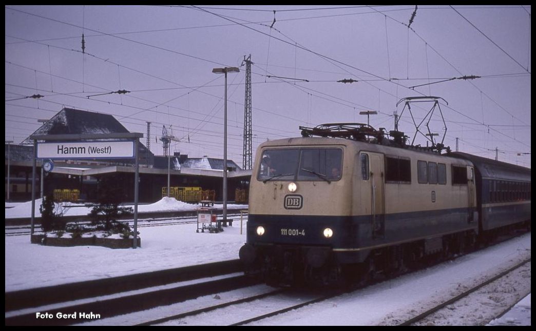 111001 ist am 14.2.1991 um 9.06 Uhr Zuglok vor dem FD 1902  Bodensee  nach Konstanz.