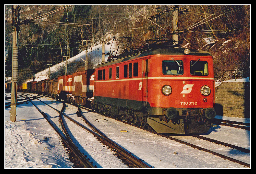 1110.011 mit G79635 fährt am 26.01.2000 durch den Bahnhof Bruck ander Mur.