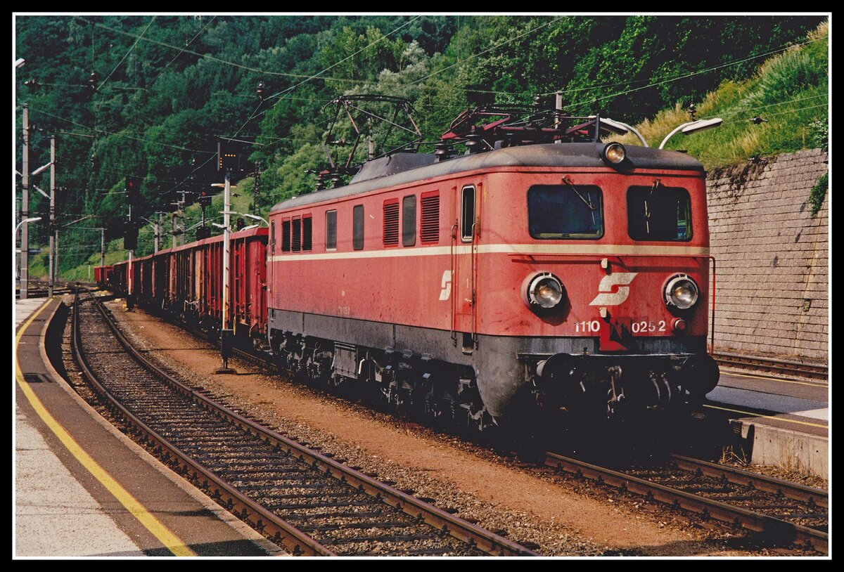 1110.025 fährt am 3.07.2000 mit G47354 durch den Bahnhof Bruck an der Mur.