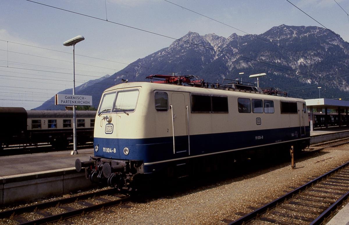 111004 am 12.3.1987 bei einer  Pause  im Bahnhof Garmisch - Partenkirchen.