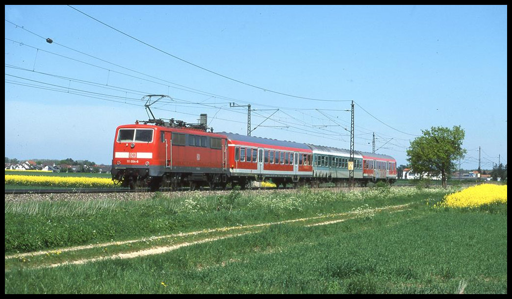 111004 schiebt bei Neu Ulm am 9.5.2002 um 14.25 Uhr einen Regionalzug in Richtung Augsburg.