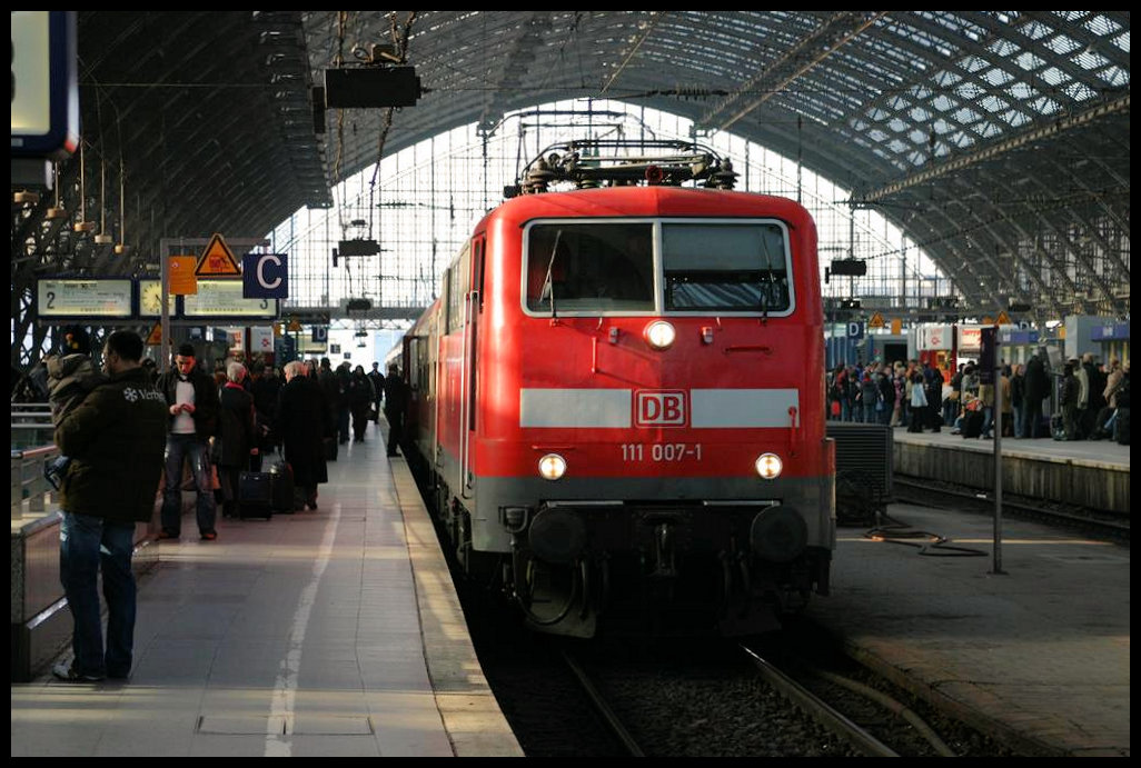 111007-1 hält am 19.3.2006 um 16.25 Uhr mit dem RB nach Wuppertal im HBF Köln.