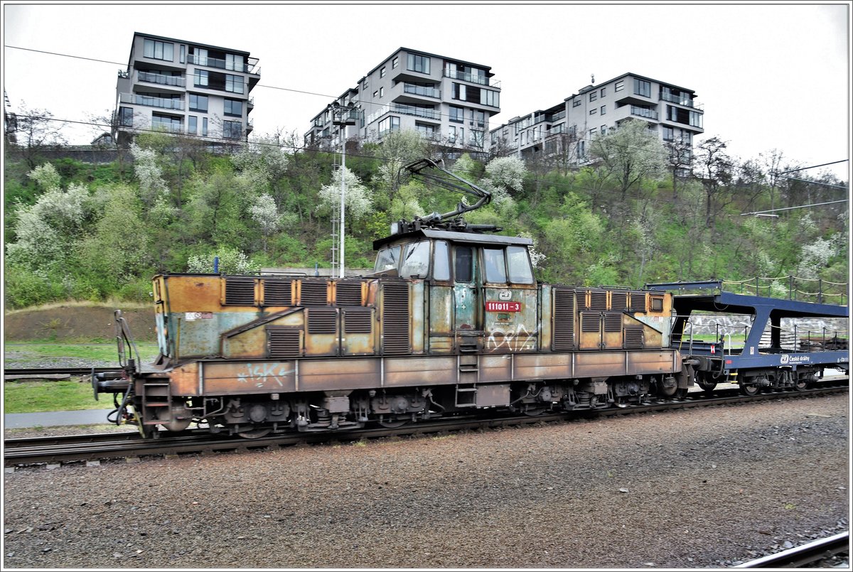 111011-3 scheint über einen militärischen Tarnanstrich zu verfügen. Praha hl.n. (07.04.2017)
Ich kann den Admin verstehen, dass das Bild einen komischen Eindruck hinterlässt. Die Lok sieht aber wirklich so aus. Ich habe sie fünf mal fotografiert und das Ergebnis war immer gleich.