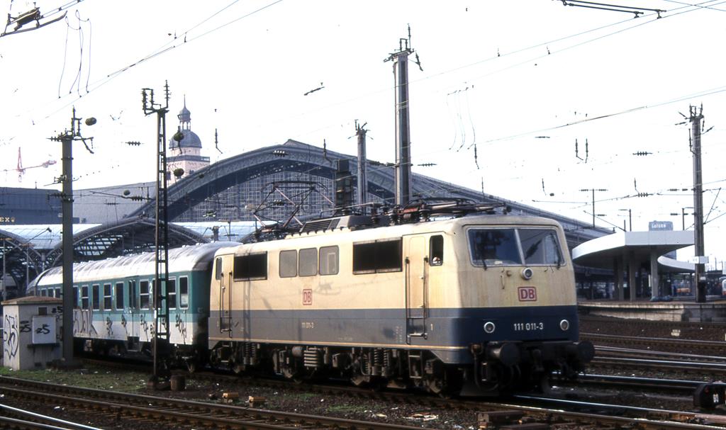 111011 fährt hier am 24.3.1999 um 16.23 Uhr mit dem RE 7 nach Münster in Köln HBF ab.