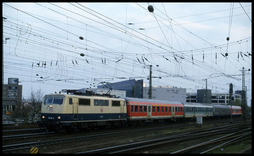 111016 fährt hier mit einem bunt gemischten Regionalzug aus Essen am 23.4.2001 um 19.16 Uhr in Münster HBF in Westfalen ein.