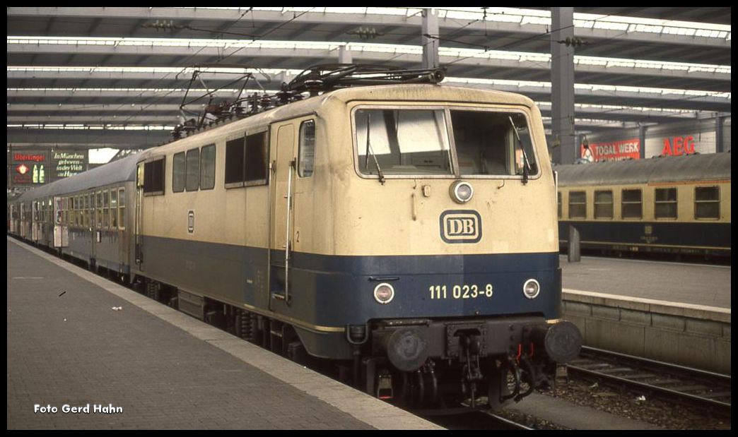 111023 steht am 22.1.1991 um 14.30 Uhr vor einer Garnitur Silberlinge im HBF München.