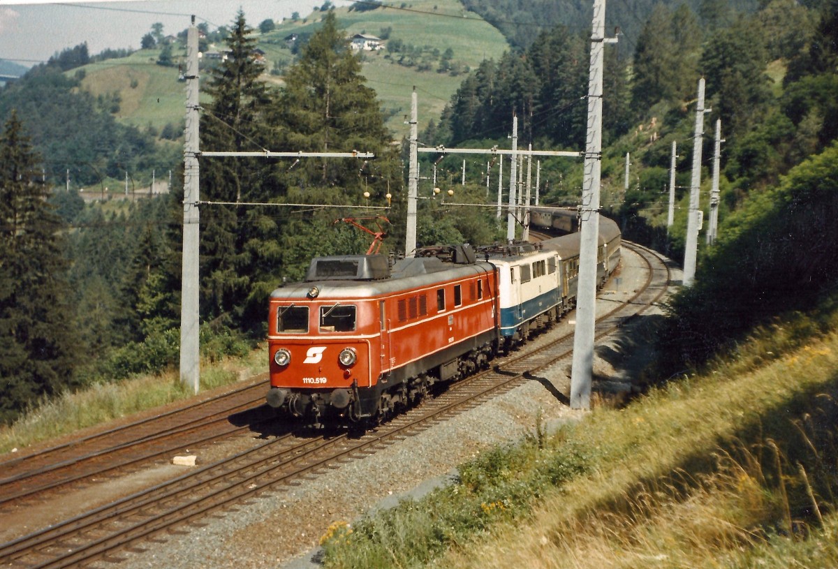 1110.519+DB 111 verlassen mit Ex-281 am 25.7.85 den Bhf.Patsch in Richtung Brenner.