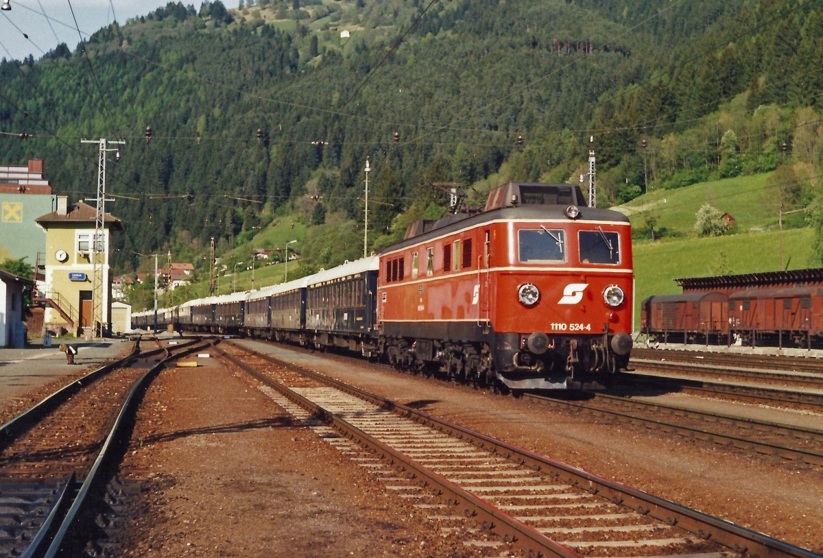 1110.524 erreicht mit dem V.S.O.E. Landeck, wo 1044.096 als Nachschiebe über den Arlberg beigegeben wurde. Juni 1987