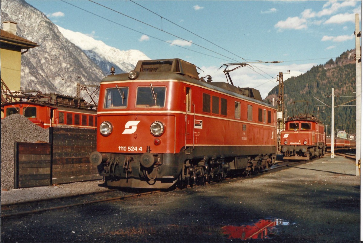 1110.524 wartet mit zwei 1020er in der Zfst.Landeck auf weitere Vorspannleistungen im Februar 1988.