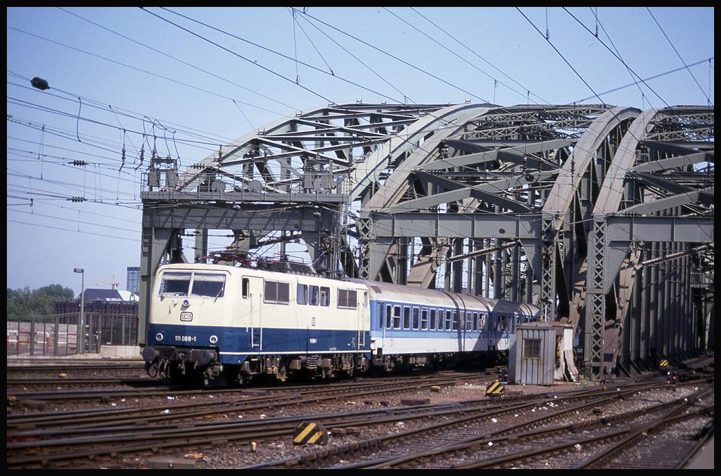 111088 verlässt hier am 21.5.1992 um 15.08 Uhr mit einem Interregio die Hohenzollernbrücke in Köln und fährt in den Hauptbahnhof ein.