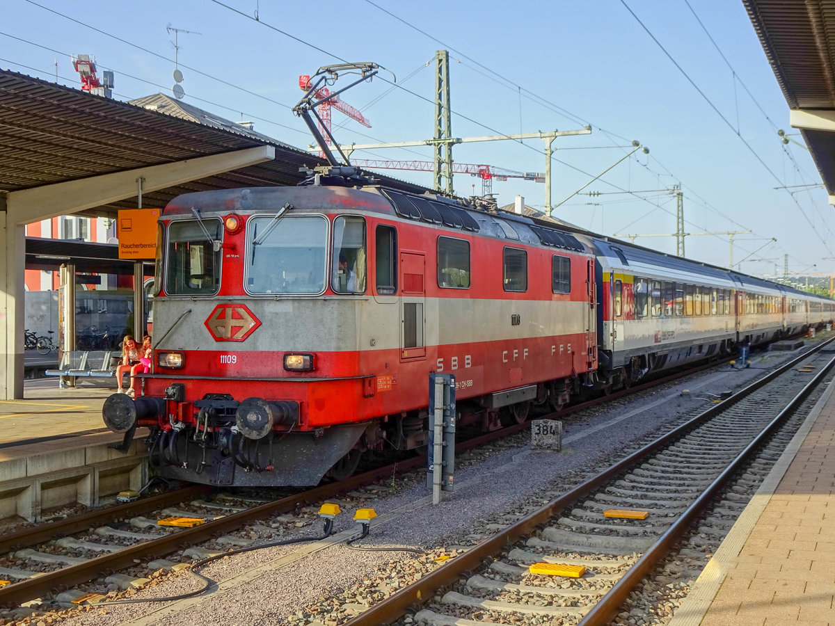 11109 mit IC nach Zürich HB in Singen, 30.06.2019.