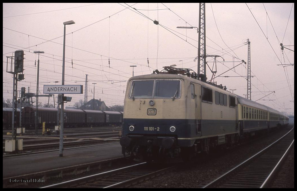 111101 am 10.3.1993 um 8.15 Uhr mit dem D 2531 nach Münster im Bahnhof Andernach.
