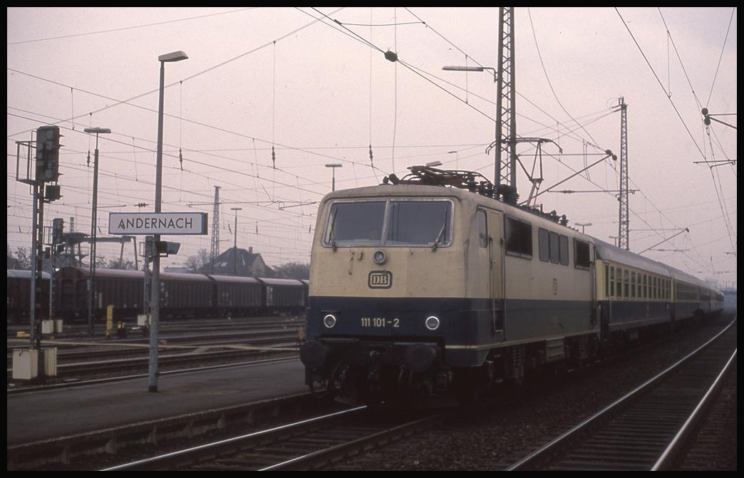 111101 fährt am 10.3.1993 mit dem D 2531 nach Münster in Andernach ein.