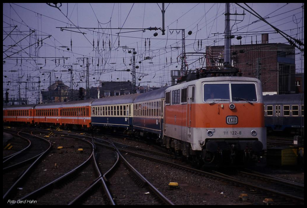 111122 fährt hier am 26.4.1990 um 14.38 Uhr mit dem D aus Oostende in den HBF Köln ein.