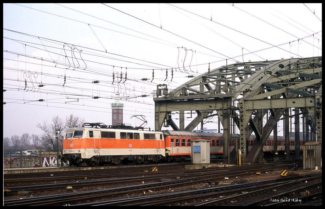 111134 verlässt am 20.3.1996 um 15.30 Uhr mit einer S-Bahn Garnitur aus Deutz kommend die Hohenzollernbrücke in Köln.