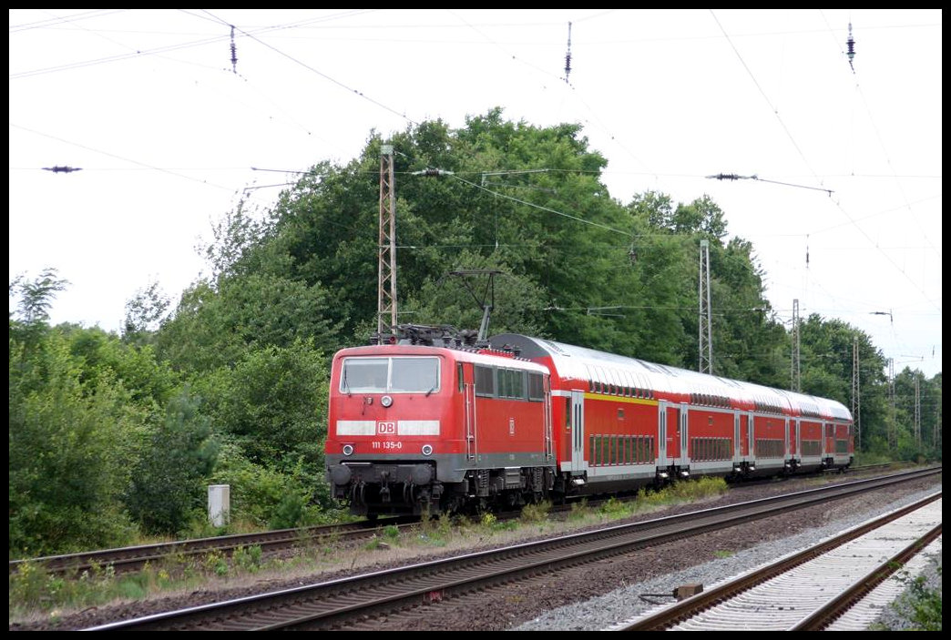 111135 erreicht hier am 13.8.2005 um 11.12 Uhr mit dem Dosto nach Hannover den Bahnhof Linsburg.