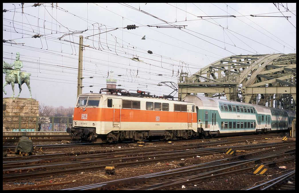 111139 im S-Bahn Look kam am 20.3.1996 um 15.47 Uhr mit dem Dosto nach Aachen über die Hohenzollernbrücke in den HBF Köln.