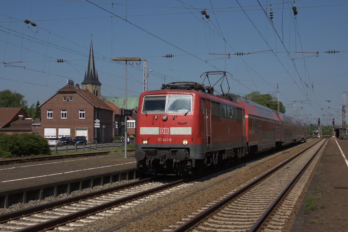 111141 hält mit einem RE Dosto auf dem Weg nach Rheine am 19.05.2014 im Bahnhof 
Salzbergen.