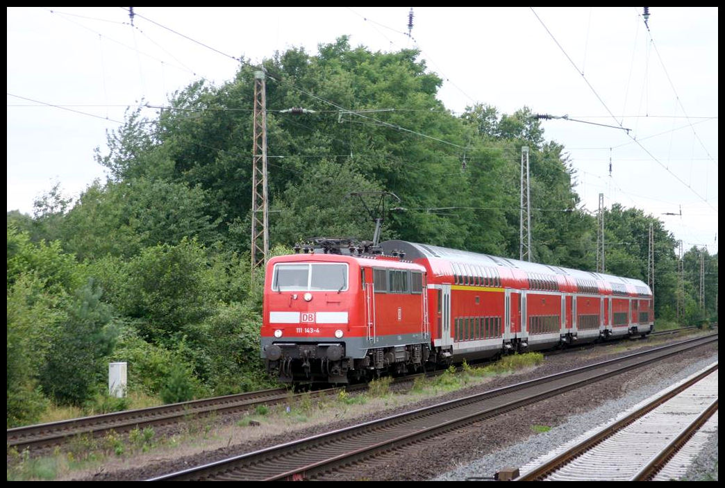 111143 erreicht hier auf der Fahrt nach Hannover mit einem RE am 13.8.2005 den Bahnhof Linsburg.
