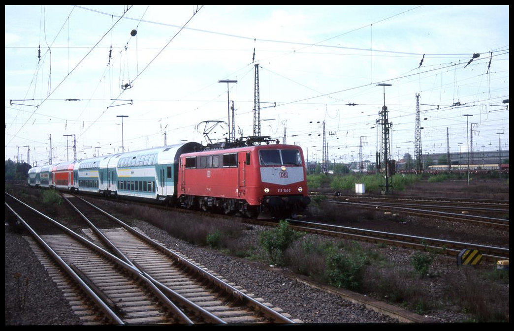 111144 fährt hier am 25.04.1999 mit einem bunten Dosto der R 1 nach Bielefeld um 10.05 Uhr in den HBF Duisburg ein.