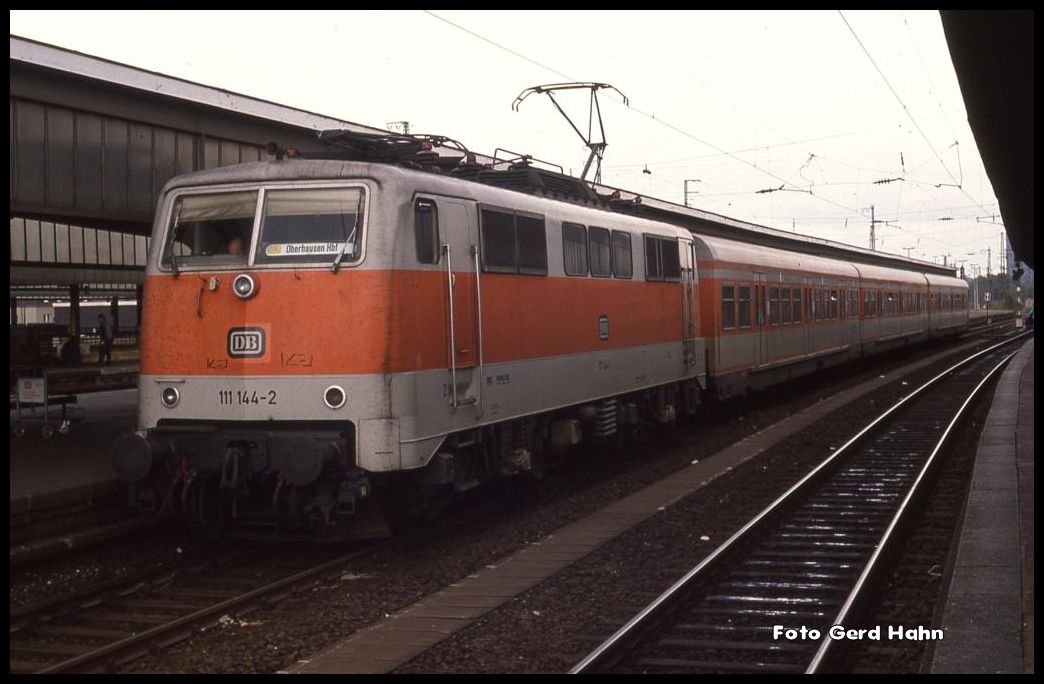 111144 im S - Bahn Dienst des Ruhrgebiets am 6.10.1989 um 12.15 Uhr auf Gleis 11 des HBF Oberhausen.