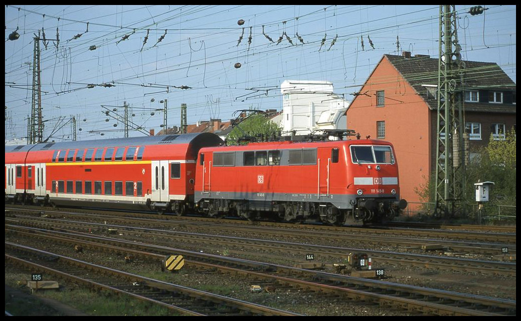 111145 fährt am 23.4.2001 um 17.40 Uhr mit einem Dosto aus Münster HBF in Richtung Hamm ab.
