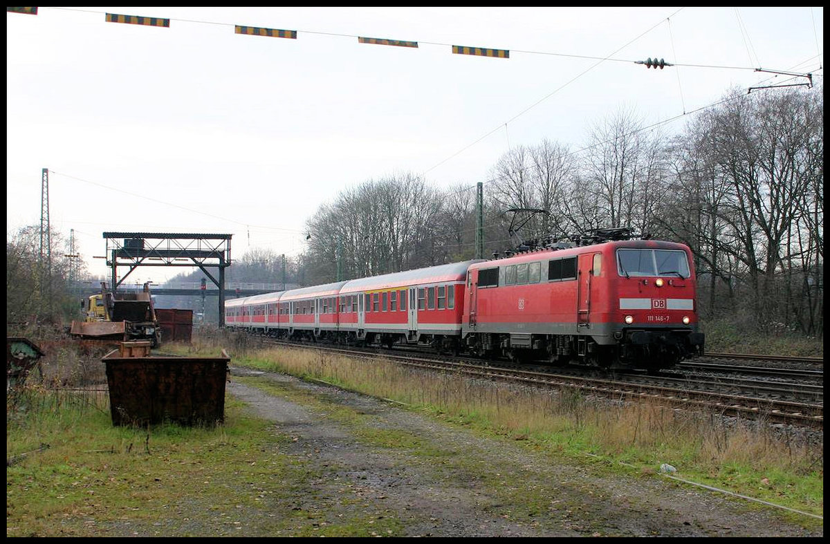 111146 hat gerade den Halt mit der Teutobahn im Bahnhof Natrup Hagen hinter sich und ist nun am 18.11.2007 auf dem weiteren Weg nach Osnabrück.