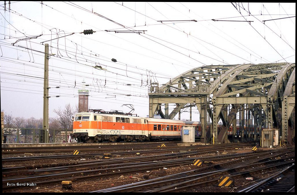 111174 verlässt mit einer S-Bahn Garnitur am  20.03.1996 um 16.03 Uhr aus Köln Deutz kommend die Hohenzollernbrücke und fährt in den HBF Köhttp://www.bahnbilder.de/?name=bilder_bearbeiten2.0#ln ein.