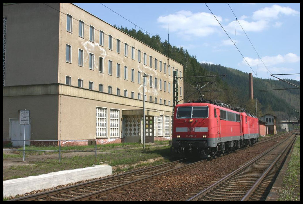 111203 passiert hier am 23.4.2005 mit einer 143ziger am Haken das ehemalige Grenzkontrollgebäude der DDR im Bahnhof Probstzella. Der Lokzug ist in Richtung Saalfeld unterwegs.