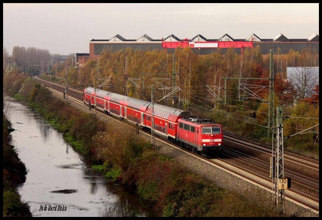111204 ist am 11.11.2014 mit dem RE nach Braunschweig am Ufer der Hase unterwegs. Im Hintergrund die Fa. Magnum, der Rest des einst großen Stahlwerk in Osnabrück.