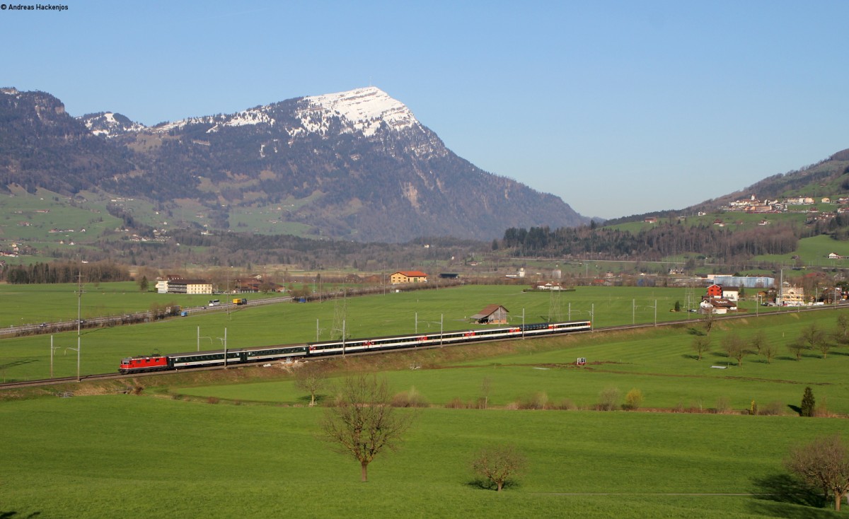 11138 mit dem IR 2313 (Basel SBB-Locarno) bei Steinen 9.4.15