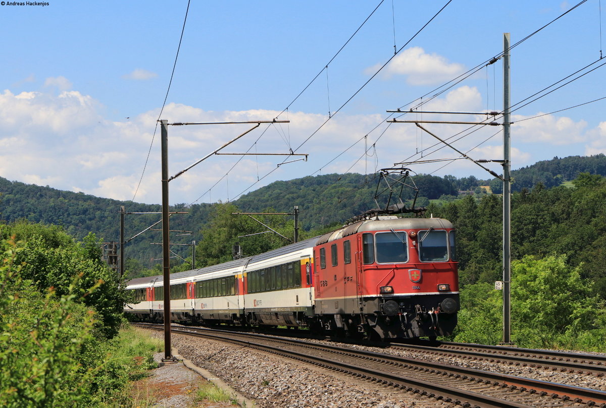 11144 mit dem IR 1975 (Basel SBB-Zürich HB) bei Zeihen 23.6.20