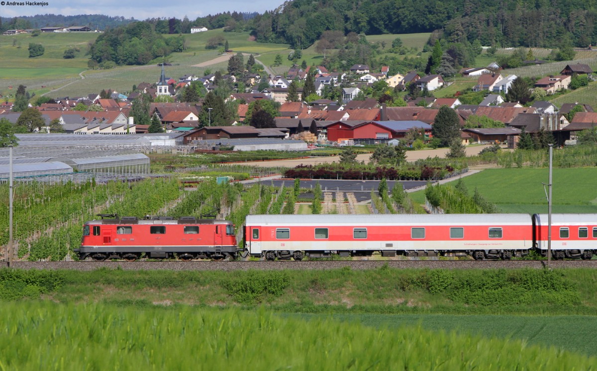 11157 mit dem Lr ***** (Singen(Htw)-Zürich HB?) bei Rafz 10.5.15. Die CNL Garnitur wurde streikbedingt in Singen abgestellt