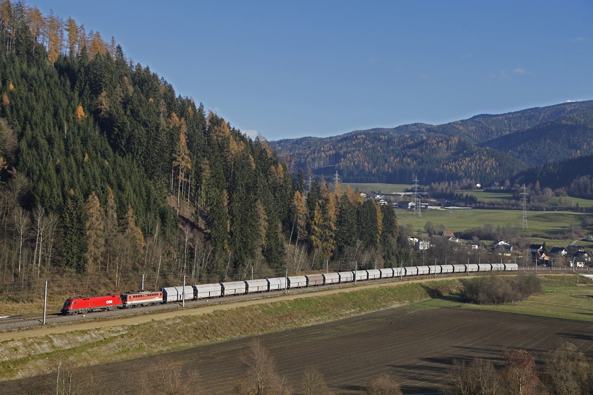 1116 + 1142 mit Güterzug bei Kindberg am 18.11.2016.