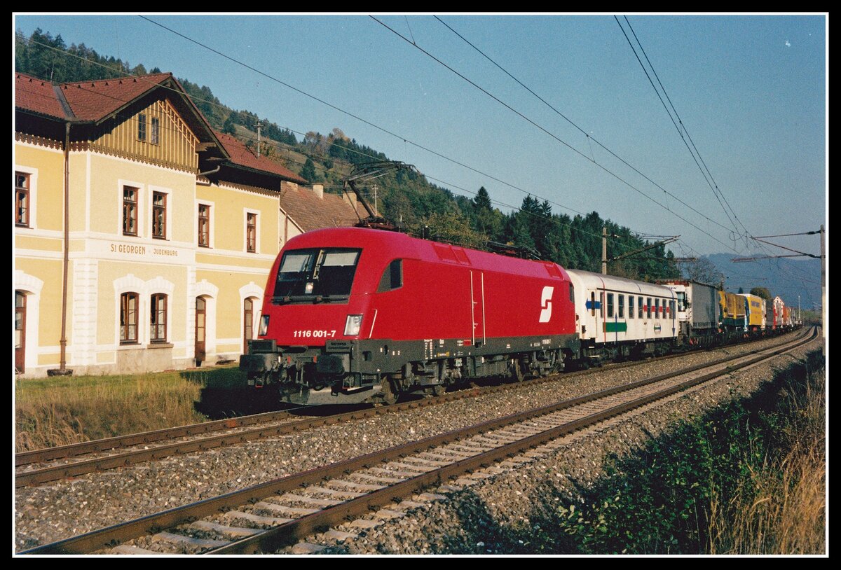 1116 001 mit einer  Rollenden Landstraße  bei St.Georgen ob Judenburg am  19.10.2001.