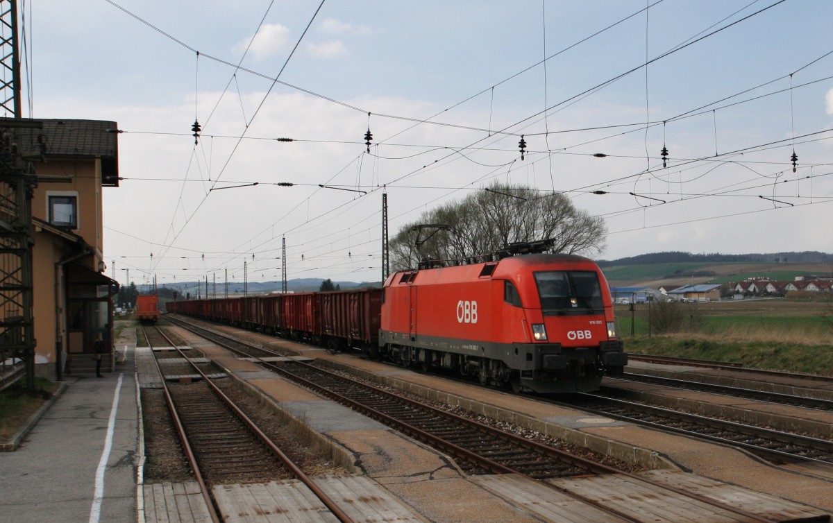 1116 002-7 durchfährt mit einem leeren Schrottzug am 25.3.2014 den Bahnhof Kirchstetten Richtung Wien nach Ungarn.