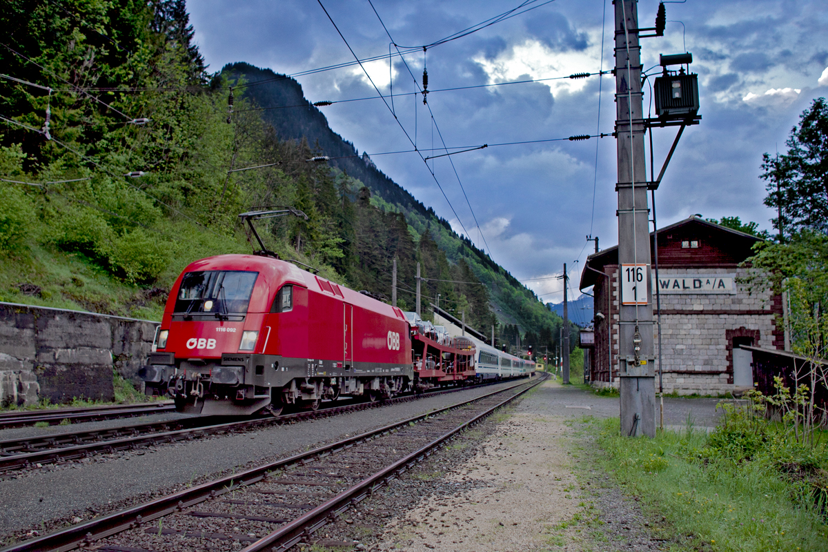 1116 002 mit dem Autoreisezug EN 466 Belgrad-Zürich bei der Durchfahrt am frühen Morgen am Bahnhof Wald a/A.Bild Mai 2015