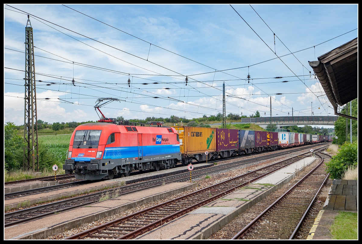 1116 009 fährt am 5.07.2018 mit einem Güterzug durch den Bahnhof Kirchstetten.