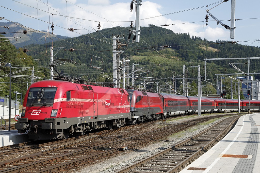 1116 016 + 1116 235 fahren am 15.08.2013 mit RJ630 im Bahnhof Bruck/Mur am Bahnsteig 2 ein.