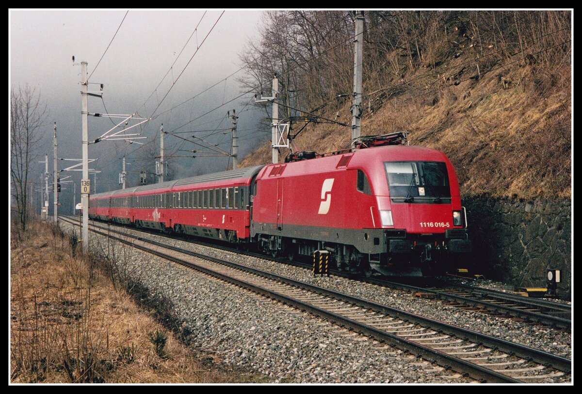 1116 016 mit IC532 ei Wartberg im Mürztal am 5.03.2002.