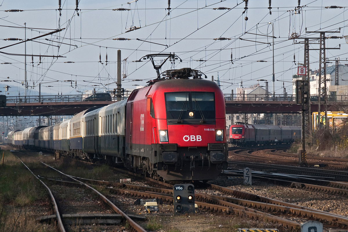 1116 018 bringt den Advent SZ der MAV Nostalgia nach Wien Westbahnhof. Die Aufnahme entstand am 13.12.2014 in Wien Penzing. Rechts im Bild ist übrigens der IC 545 aus Salzburg zu erkennen.