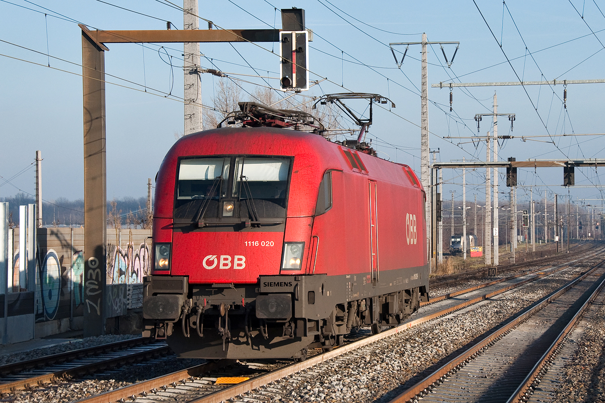 1116 020 fährt als Lz in Richtung Wien Simmering. Wien Haidestraße, am 21.12.2013.